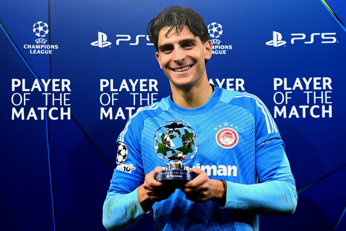 Ο Κωνσταντής Τζολάκης με το βραβείο του MVP Ολυμπιακός - Λεβερκούζεν