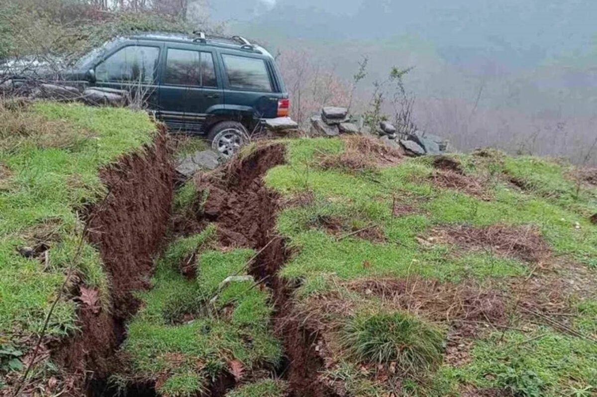 Τζουμέρκα: Εκτεταμένη καθίζηση εδάφους στο χωριό Μικροσπηλιά - Μεγάλα ρήγματα σε μήκος 600 μέτρων