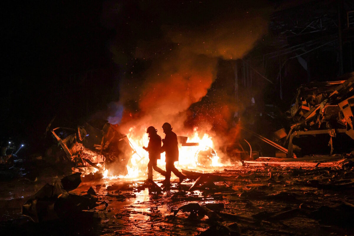 Ουκρανοί πυροσβέστες σε φωτιά που προκάλεσε ρωσική επιδρομή