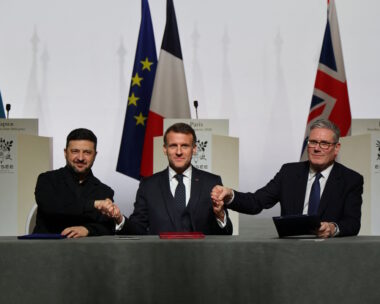 Οι Πρόεδροι της Ουκρανίας, Volodymyr Zelenskiy και της Γαλλίας, Emmanuel Macron με τον πρωθυπουργό της Βρετανίας, Keir Starmer σφίγγουν τα χέρια κατά την υπογραφή της συμφωνίας του Παρισιού