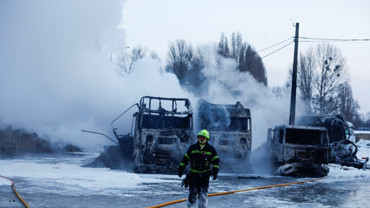Καμένα φορτηγά μετά την επίθεση στην Ουκρανία