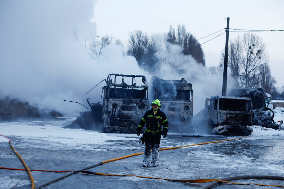 Καμένα φορτηγά μετά την επίθεση στην Ουκρανία
