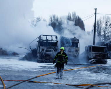 Καμένα φορτηγά μετά την επίθεση στην Ουκρανία