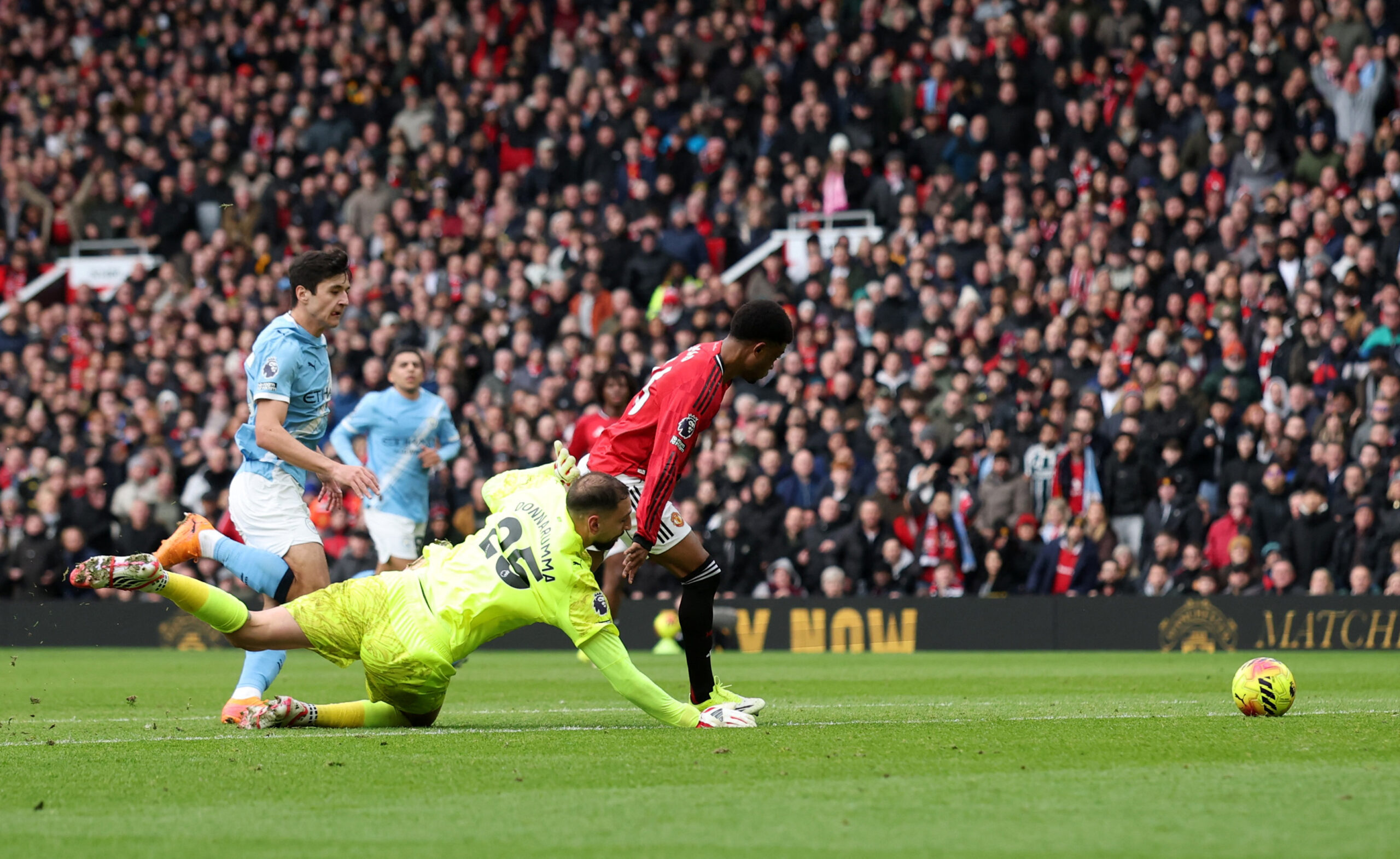 Premier League – Manchester United v Manchester City Soccer Football - Premier League - Manchester United v Manchester City - Old Trafford, Manchester, Britain - January 17, 2026 Manchester United's Amad Diallo in action with Manchester City's Gianluigi Donnarumma before scoring a goal that is later disallowed REUTERS/Phil Noble EDITORIAL USE ONLY. NO USE WITH UNAUTHORIZED AUDIO, VIDEO, DATA, FIXTURE LISTS, CLUB/LEAGUE LOGOS OR 'LIVE' SERVICES. ONLINE IN-MATCH USE LIMITED TO 120 IMAGES, NO VIDEO EMULATION. NO USE IN BETTING, GAMES OR SINGLE CLUB/LEAGUE/PLAYER PUBLICATIONS. PLEASE CONTACT YOUR ACCOUNT REPRESENTATIVE FOR FURTHER DETAILS..