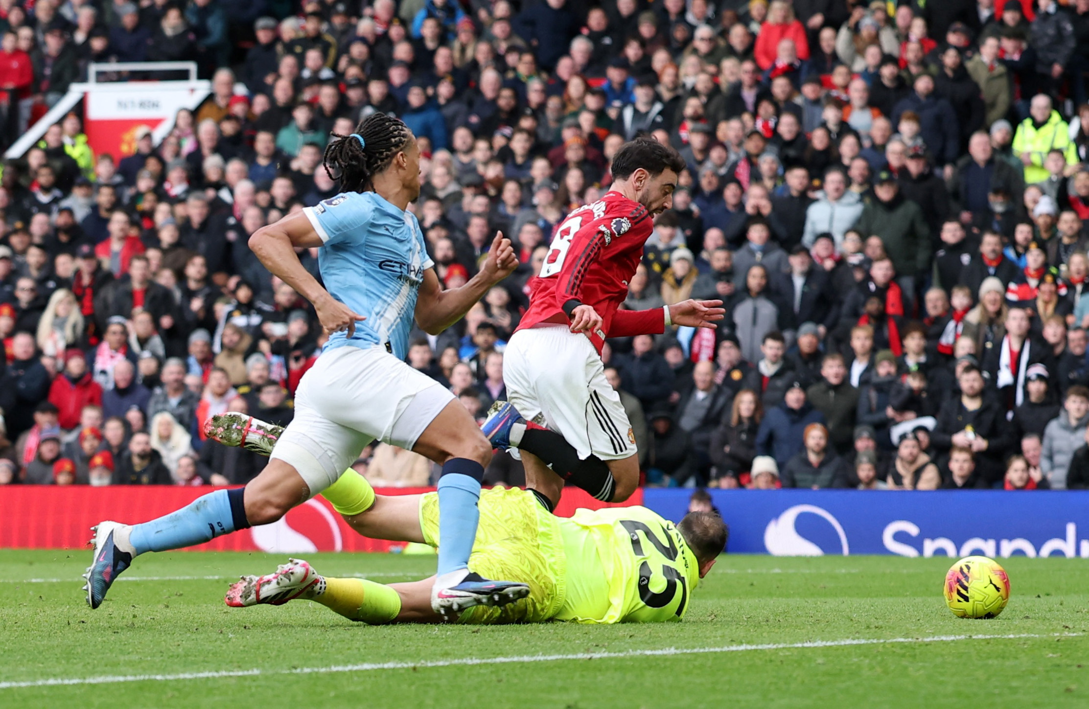 Premier League – Manchester United v Manchester City Soccer Football - Premier League - Manchester United v Manchester City - Old Trafford, Manchester, Britain - January 17, 2026 Manchester United's Bruno Fernandes in action with Manchester City's Gianluigi Donnarumma before scoring a goal that is later disallowed REUTERS/Phil Noble EDITORIAL USE ONLY. NO USE WITH UNAUTHORIZED AUDIO, VIDEO, DATA, FIXTURE LISTS, CLUB/LEAGUE LOGOS OR 'LIVE' SERVICES. ONLINE IN-MATCH USE LIMITED TO 120 IMAGES, NO VIDEO EMULATION. NO USE IN BETTING, GAMES OR SINGLE CLUB/LEAGUE/PLAYER PUBLICATIONS. PLEASE CONTACT YOUR ACCOUNT REPRESENTATIVE FOR FURTHER DETAILS..