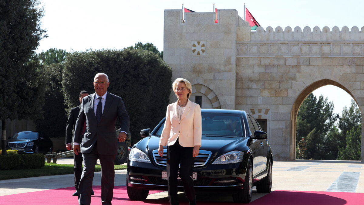 Η Ούρσουλα φον ντερ Λάιεν (δεξιά) με τον Αντόνιο Κόστα (αριστερά)