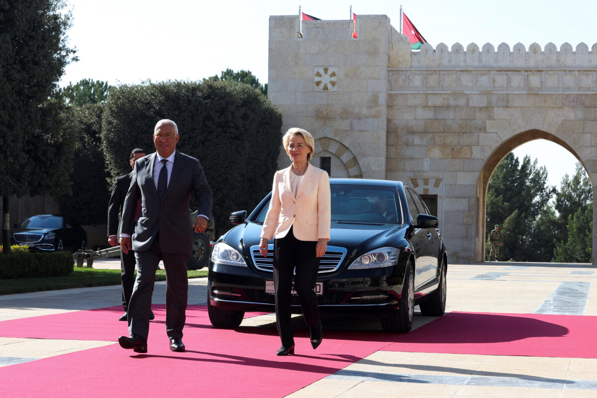 Η Ούρσουλα φον ντερ Λάιεν (δεξιά) με τον Αντόνιο Κόστα (αριστερά)