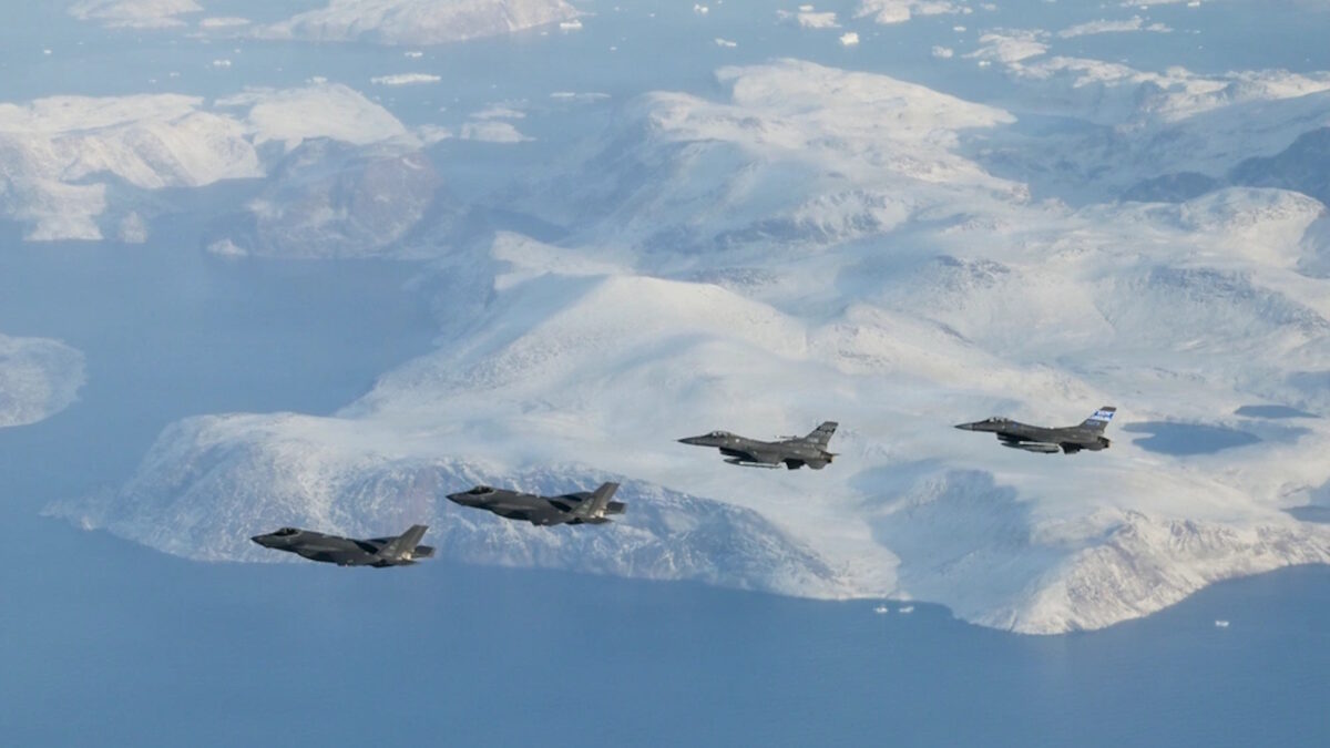 Αμερικανικά μαχητικά αεροσκάφη τύπου F-35 και F-16 πετούν πάνω από την Γροιλανδία