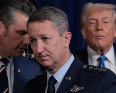 Ο στρατηγός Κέιν μαζί με τον Ντόναλντ Τραμπ στη συνέντευξηΤύπου