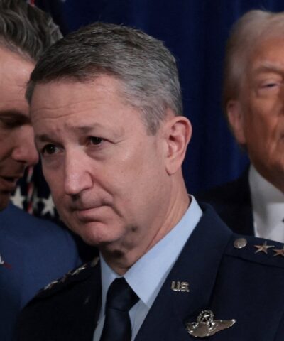 Ο στρατηγός Κέιν μαζί με τον Ντόναλντ Τραμπ στη συνέντευξηΤύπου