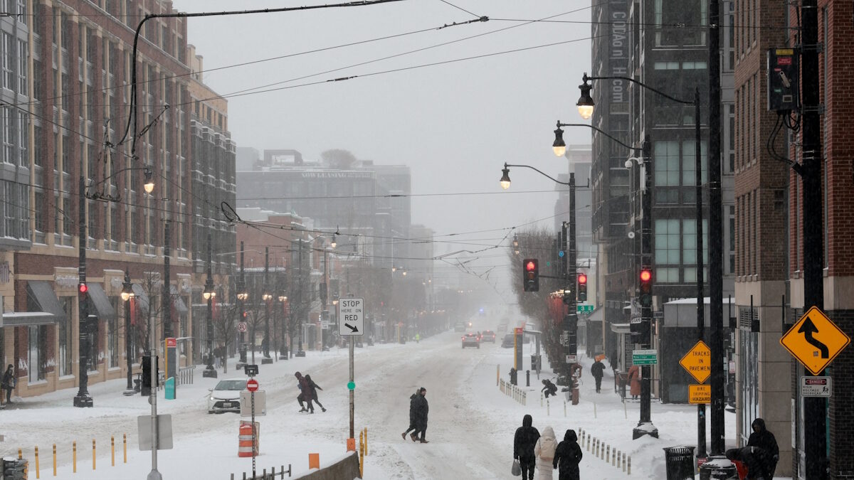 Ελάχιστοι άνθρωποι περπατούν σε μία παγωμένη λεωφόρο στην Ουάσιγκτον