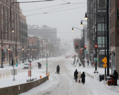 Ελάχιστοι άνθρωποι περπατούν σε μία παγωμένη λεωφόρο στην Ουάσιγκτον
