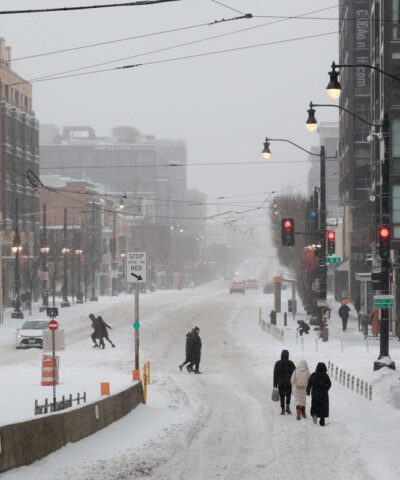 Ελάχιστοι άνθρωποι περπατούν σε μία παγωμένη λεωφόρο στην Ουάσιγκτον