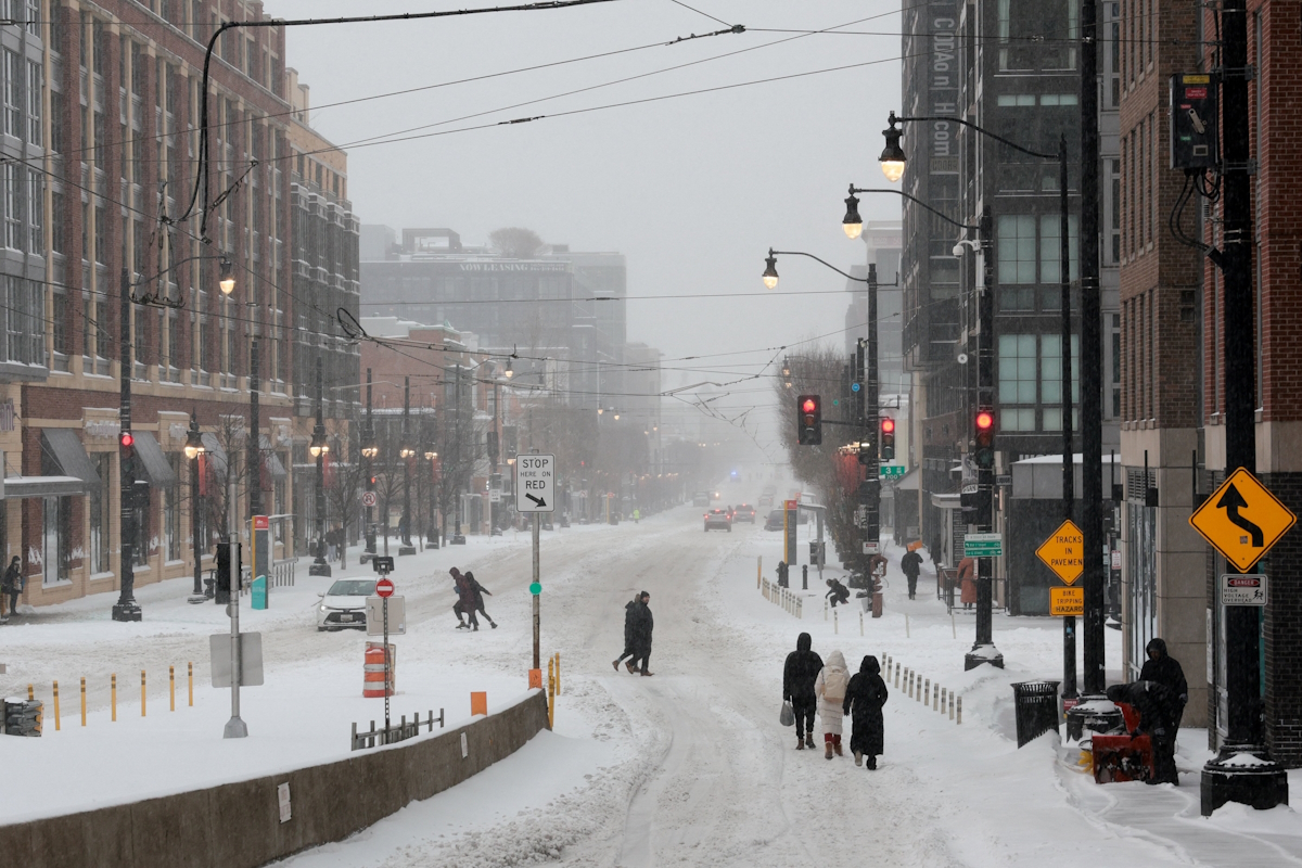 Ελάχιστοι άνθρωποι περπατούν σε μία παγωμένη λεωφόρο στην Ουάσιγκτον