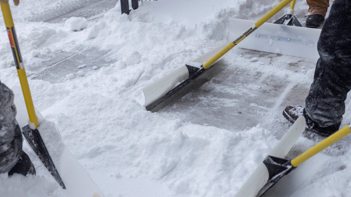 Αμερικανοί απομακρύνουν το χιόνι από το πεζοδρόμιο στην Αϊόβα
