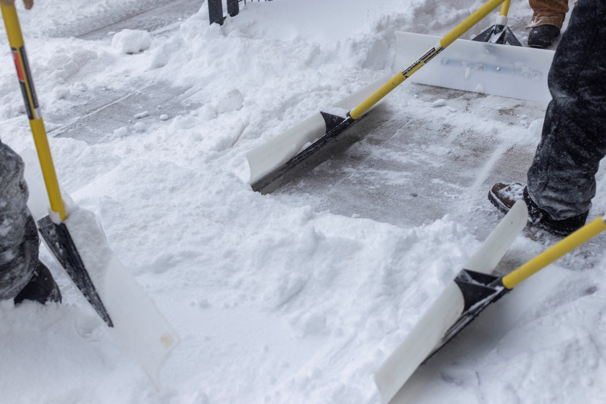 Αμερικανοί απομακρύνουν το χιόνι από το πεζοδρόμιο στην Αϊόβα