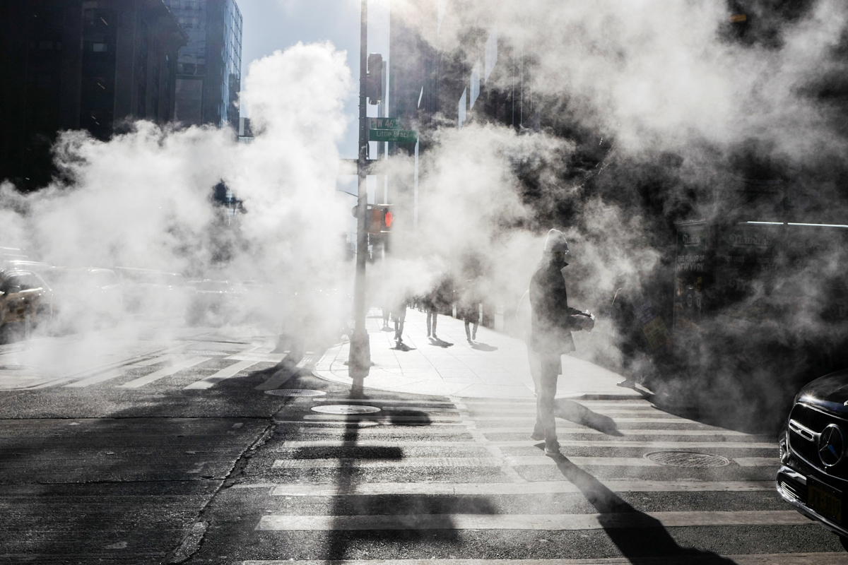 Πεζοί περπατούν κατά τη διάρκεια του ψύχους στο Μανχάταν της Νέας Υόρκης