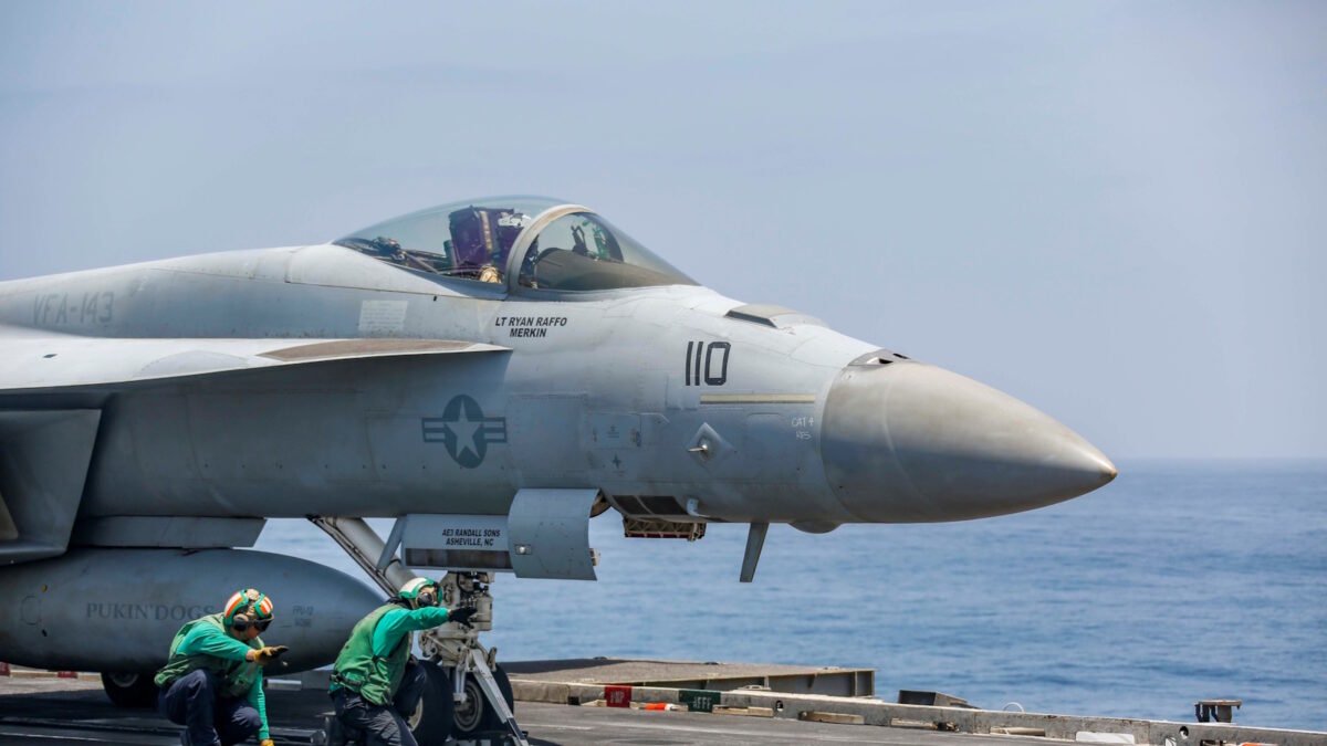 Μαχητικό αεροσκάφος F/A-18 Super Hornet απονηώνεται για περιπολία από το αεροπλανοφόρο USS Abraham Lincoln