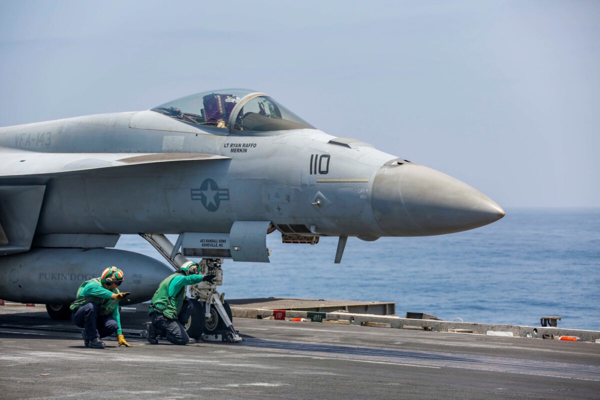 Μαχητικό αεροσκάφος F/A-18 Super Hornet απονηώνεται για περιπολία από το αεροπλανοφόρο USS Abraham Lincoln