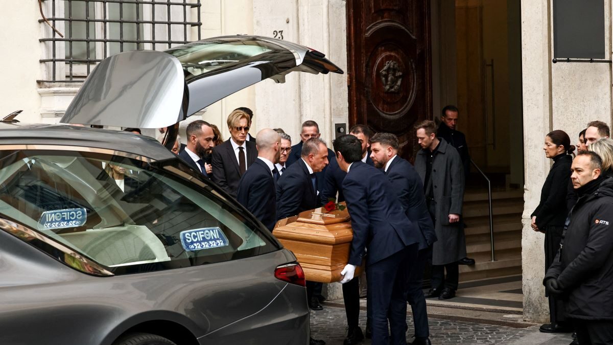 Σε λαϊκό προσκύνημα η σορός του Valentino