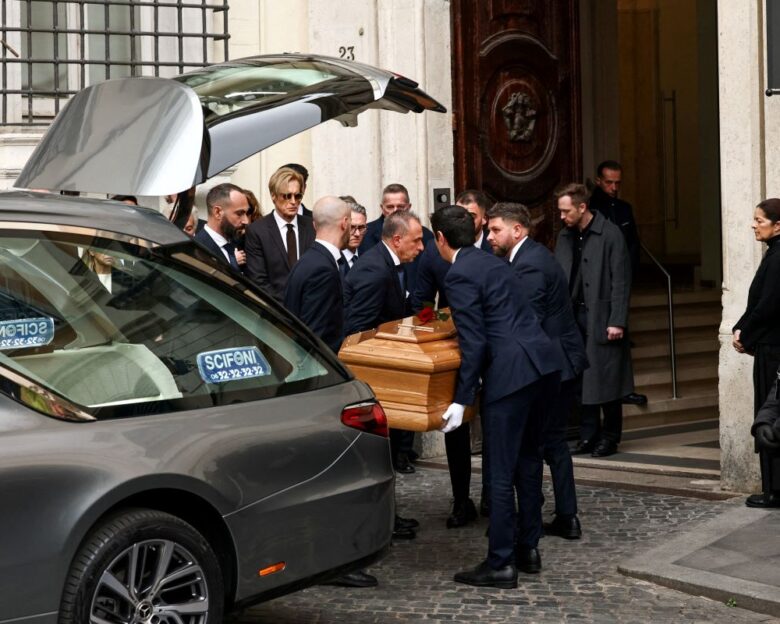 Σε λαϊκό προσκύνημα η σορός του Valentino