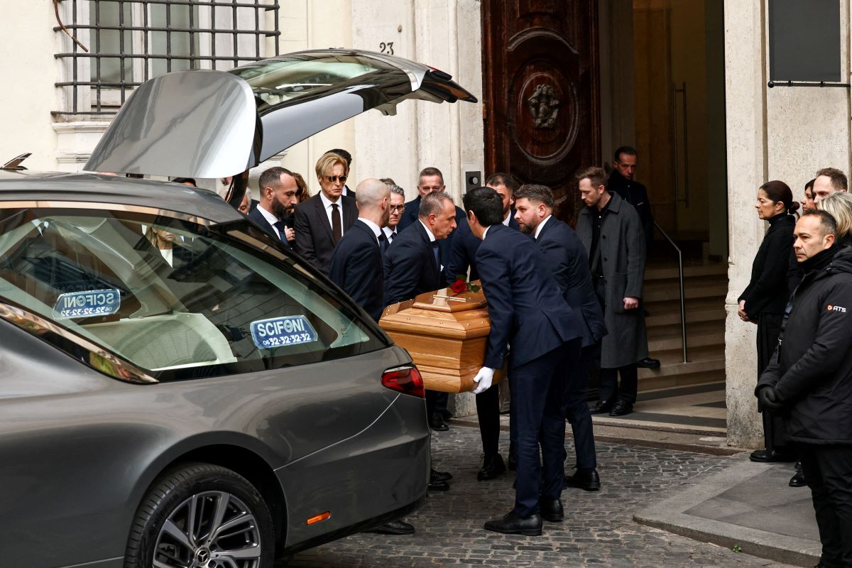 Σε λαϊκό προσκύνημα η σορός του Valentino