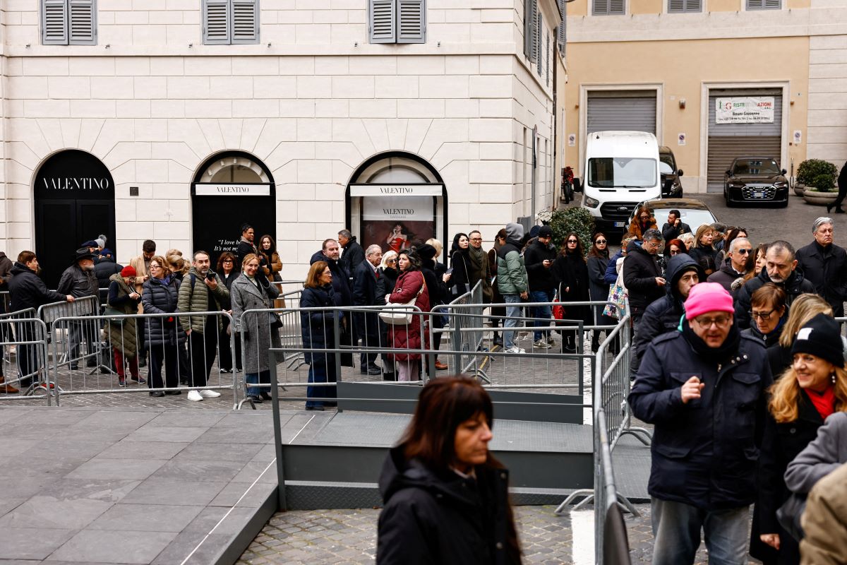 Σε λαϊκό προσκύνημα η σορός του Valentino
