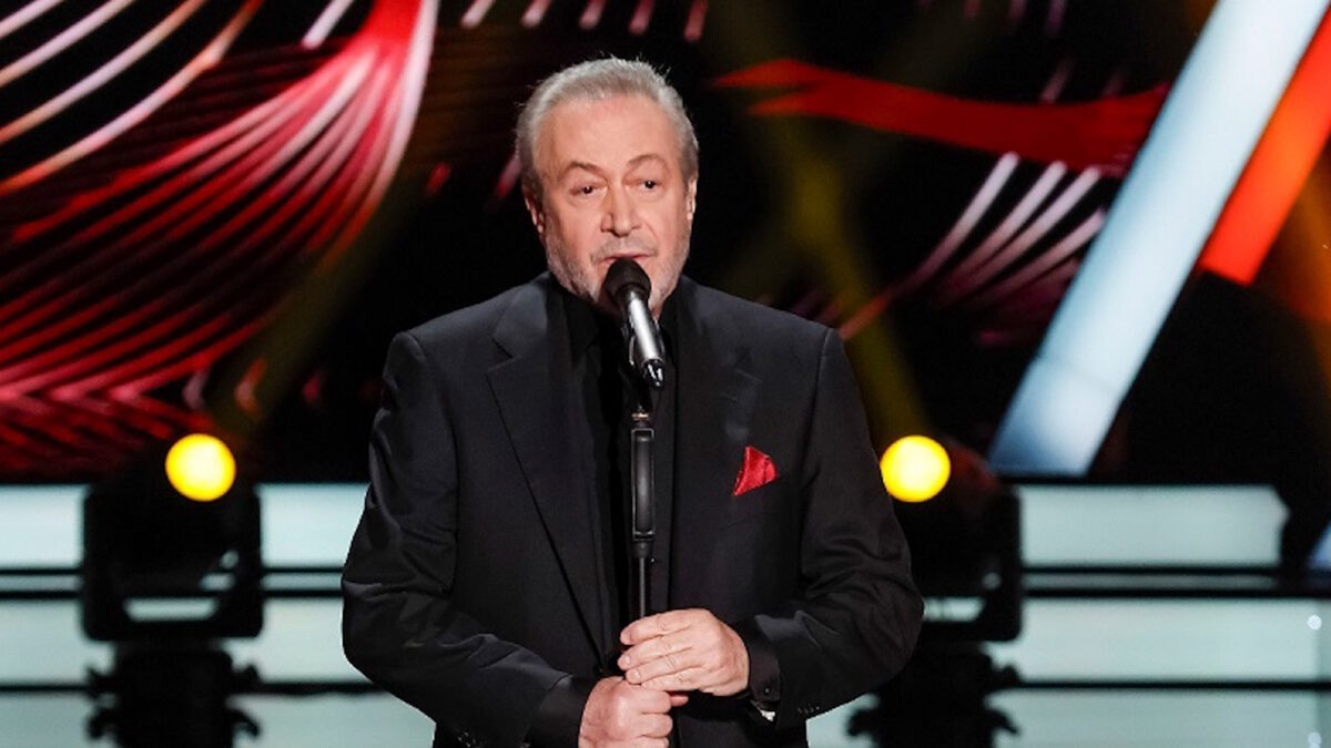 Ο Γρηγόρης Βαλτινός στο πλατό του «The Voice»