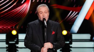 Ο Γρηγόρης Βαλτινός στο πλατό του «The Voice»