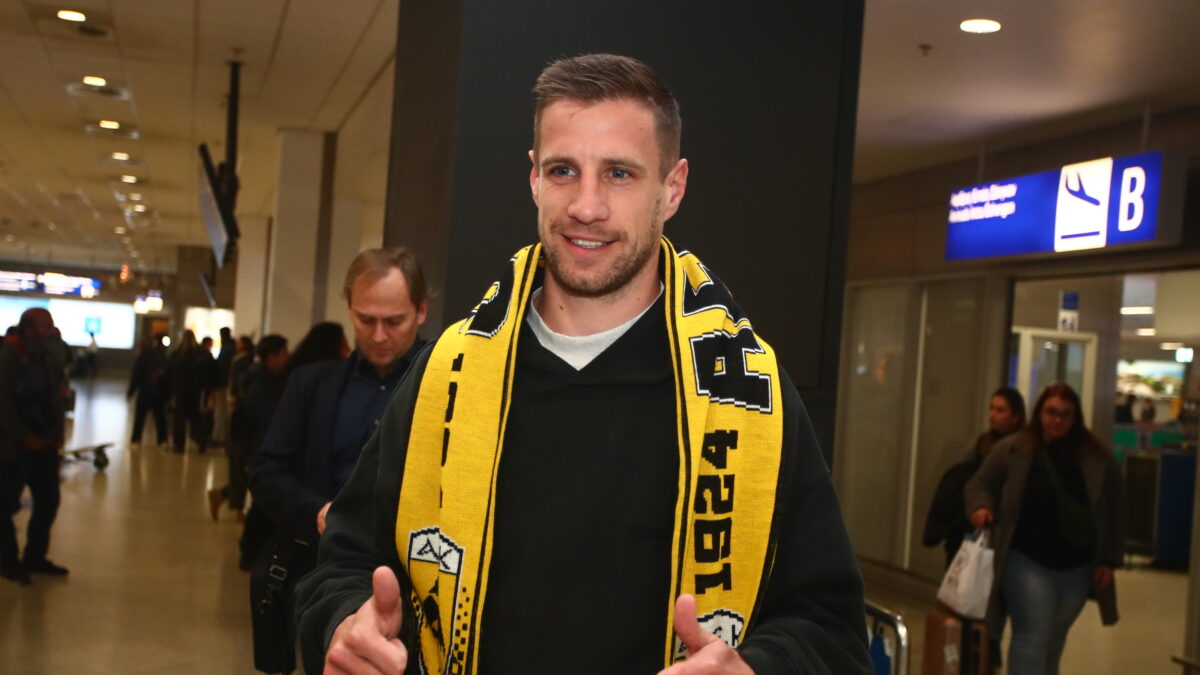 Ο Βάργκα με το κασκόλ της ΑΕΚ