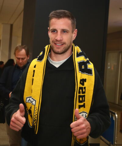 Ο Βάργκα με το κασκόλ της ΑΕΚ