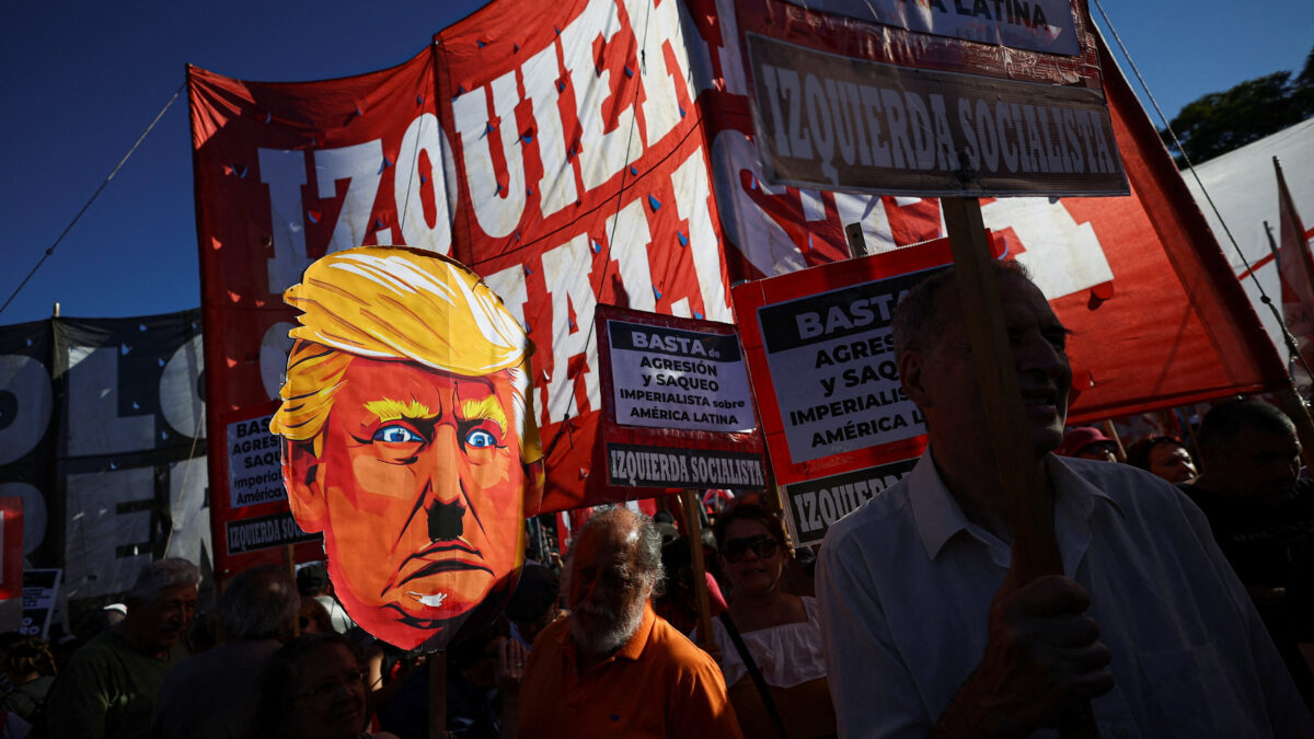 Η φωτογραφία Ντόναλντ Τραμπ σε πλακάτ