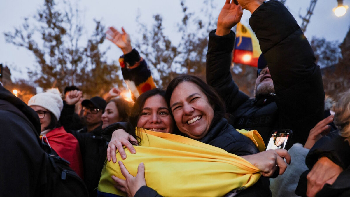 Συγκινημένες γυναίκες από την Βενεζουέλα γιορτάζουν την σύλληψη και αιχμαλώτιση του Μαδούρο