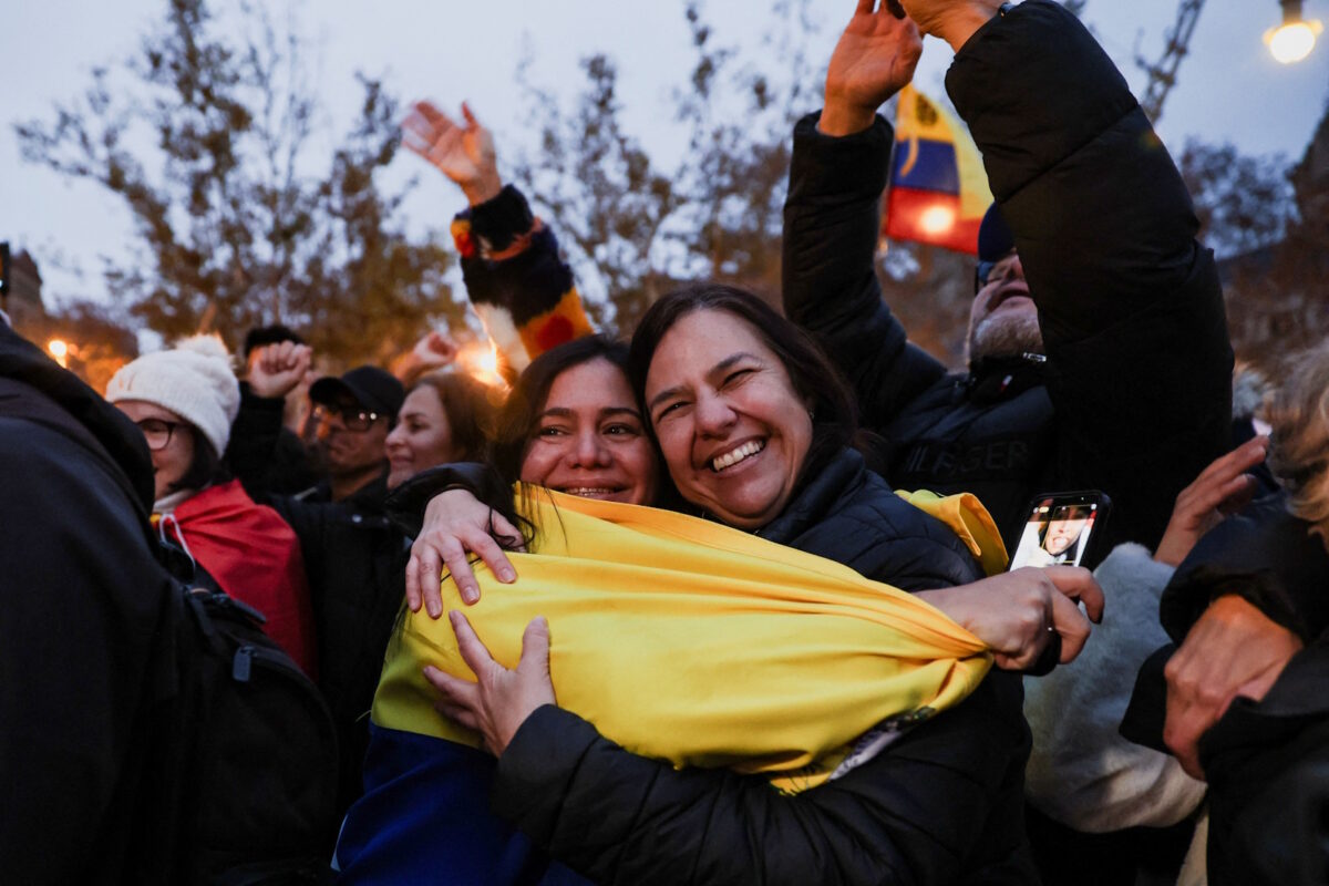 Συγκινημένες γυναίκες από την Βενεζουέλα γιορτάζουν την σύλληψη και αιχμαλώτιση του Μαδούρο