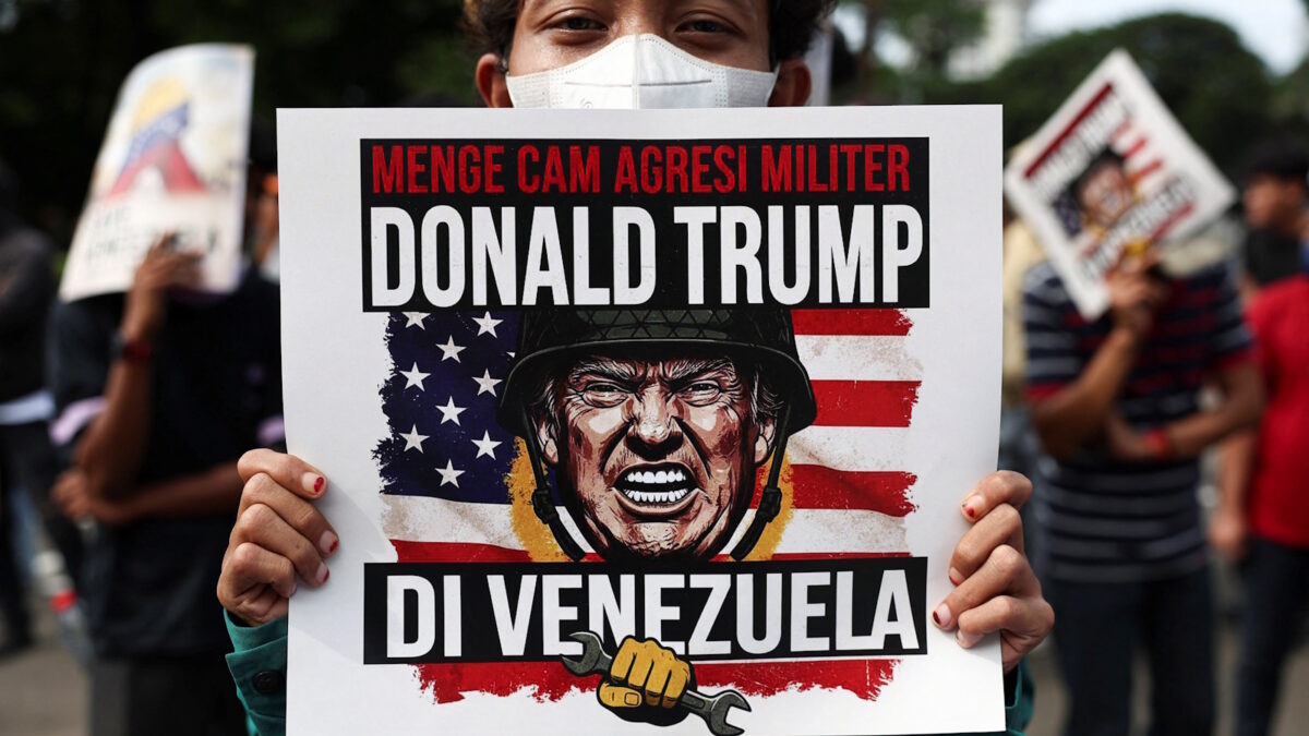 Πόστερ με τον Ντόναλντ Τραμπ σε διαδήλωση κατά της αμερικανικής επίθεσης στη Βενεζουέλα