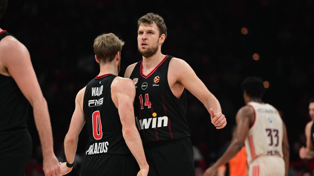 Ο Σάσα Βεζένκοφ με τη φανέλα του Ολυμπιακού