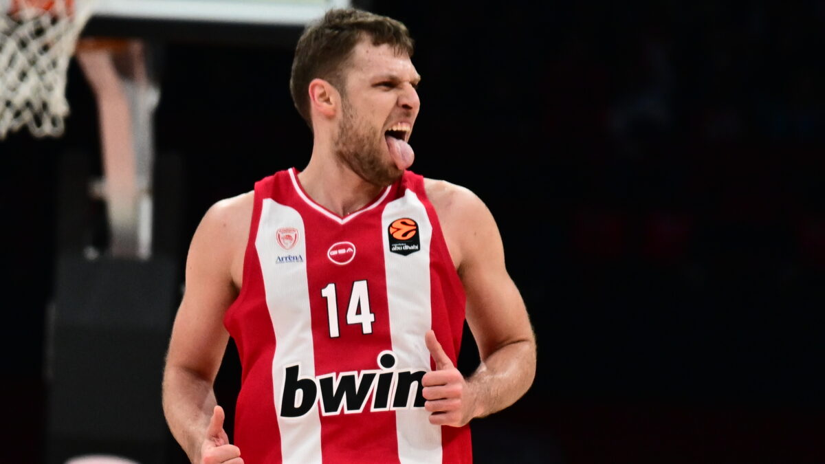 Ο Σάσα Βεζένκοφ πανηγυρίζει με τη γλώσσα έξω