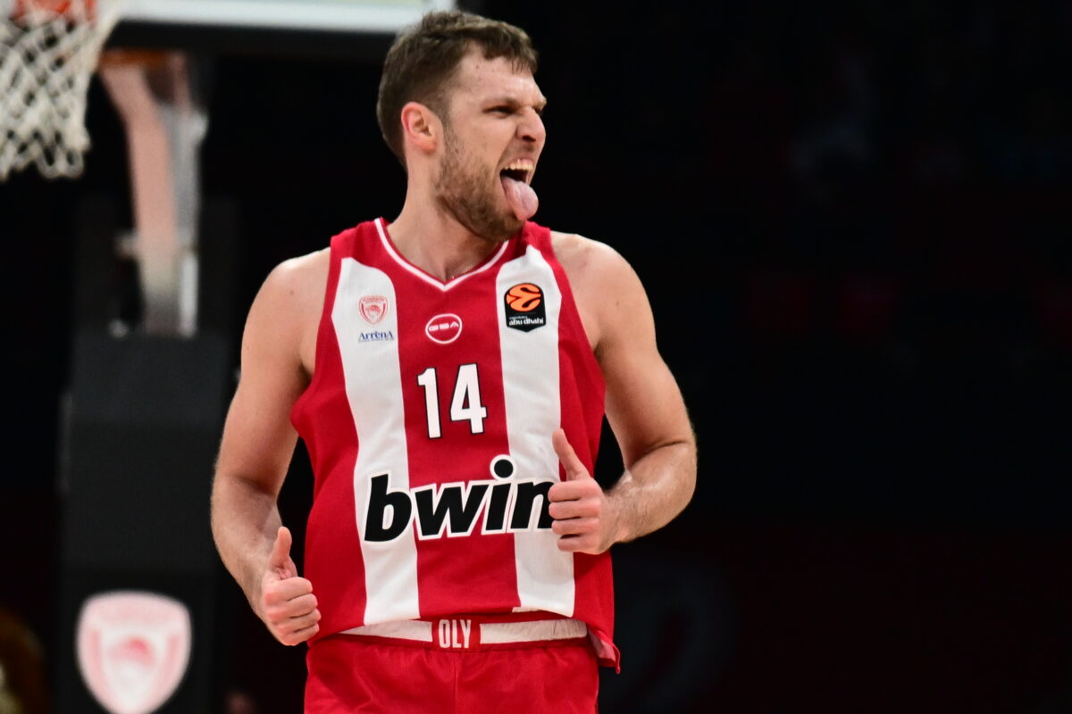 Ο Σάσα Βεζένκοφ πανηγυρίζει με τη γλώσσα έξω