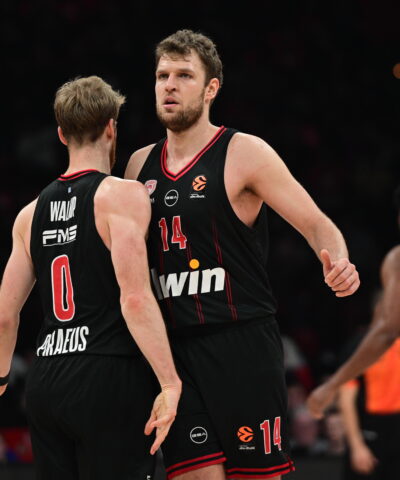 Ο Σάσα Βεζένκοφ με τη φανέλα του Ολυμπιακού