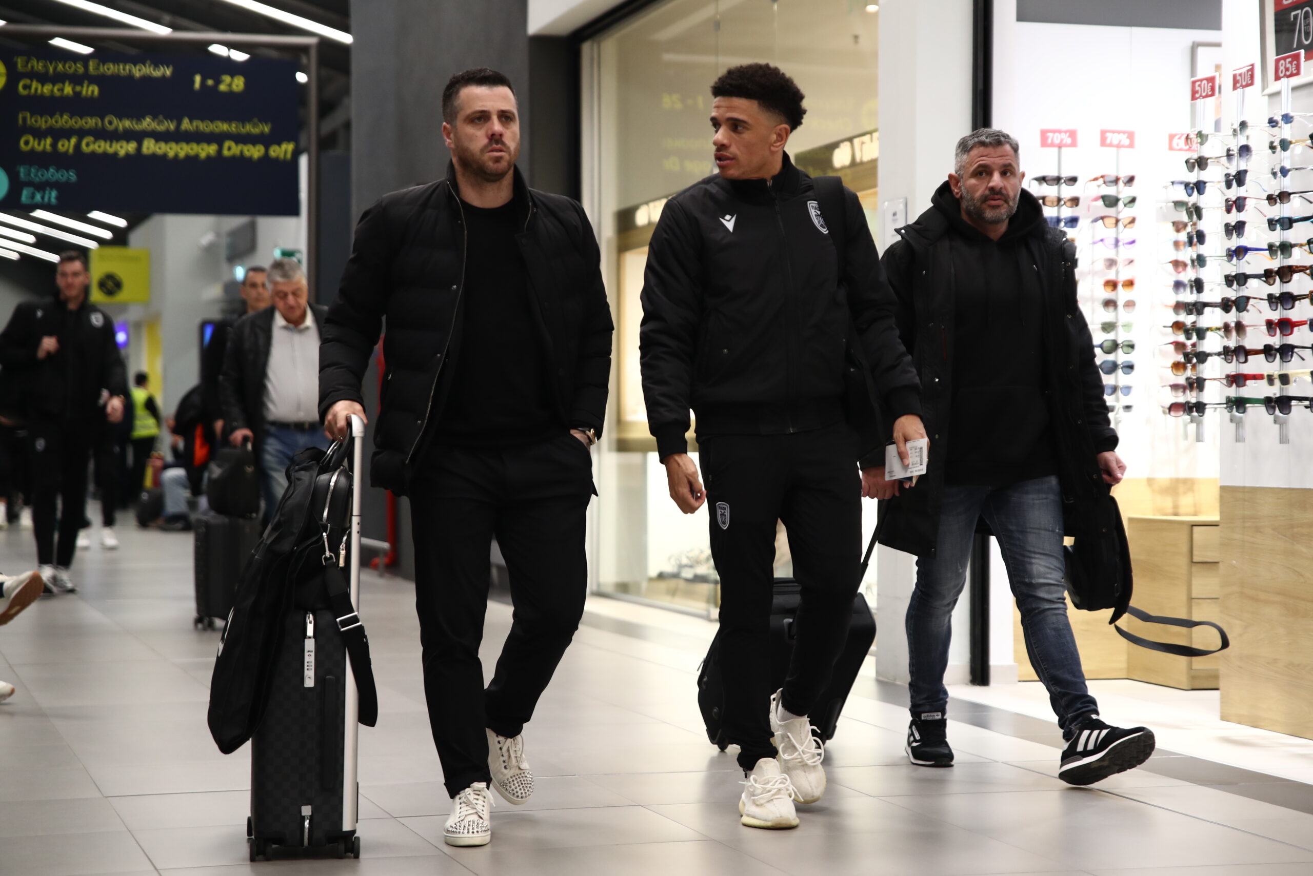 Ο Βιεϊρίνια με τον Τάισον στην αναχώρηση της αποστολής του ΠΑΟΚ