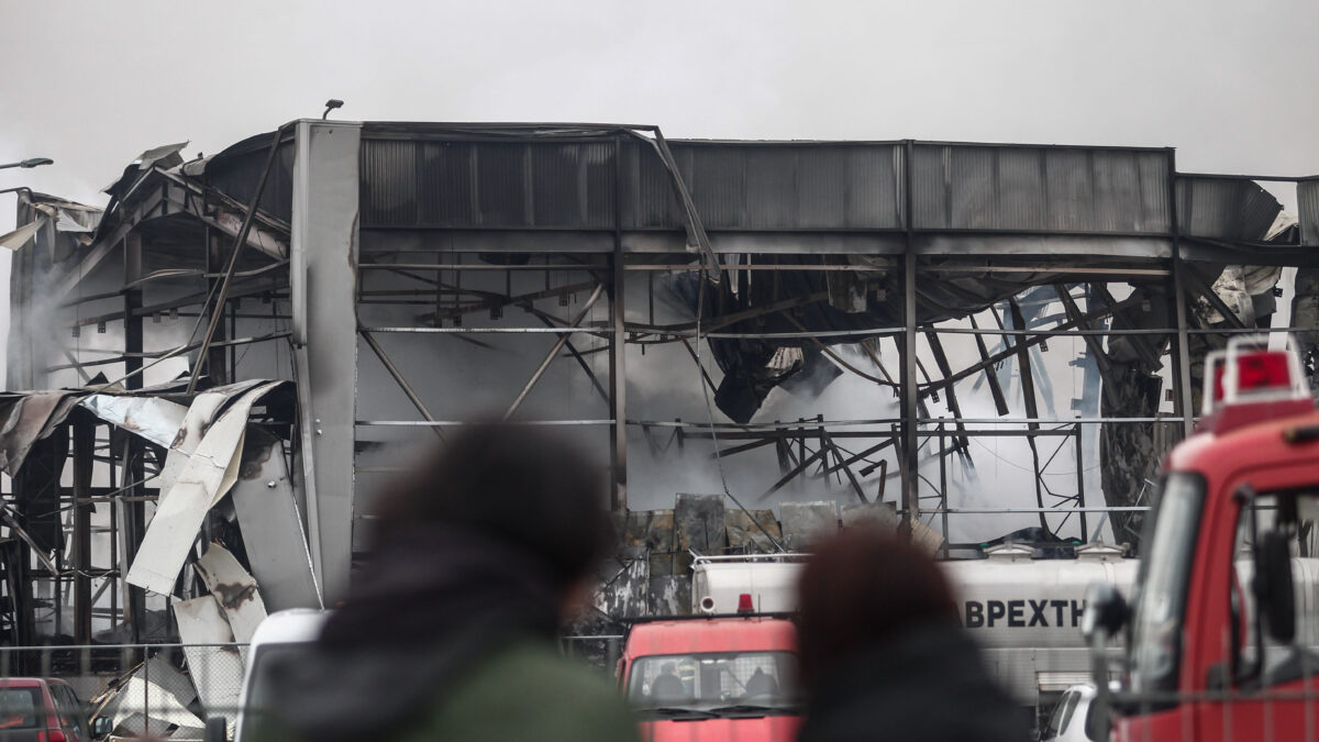 εργαζόμενοι έξω από το εργοστάσιο «Βιολάντα»