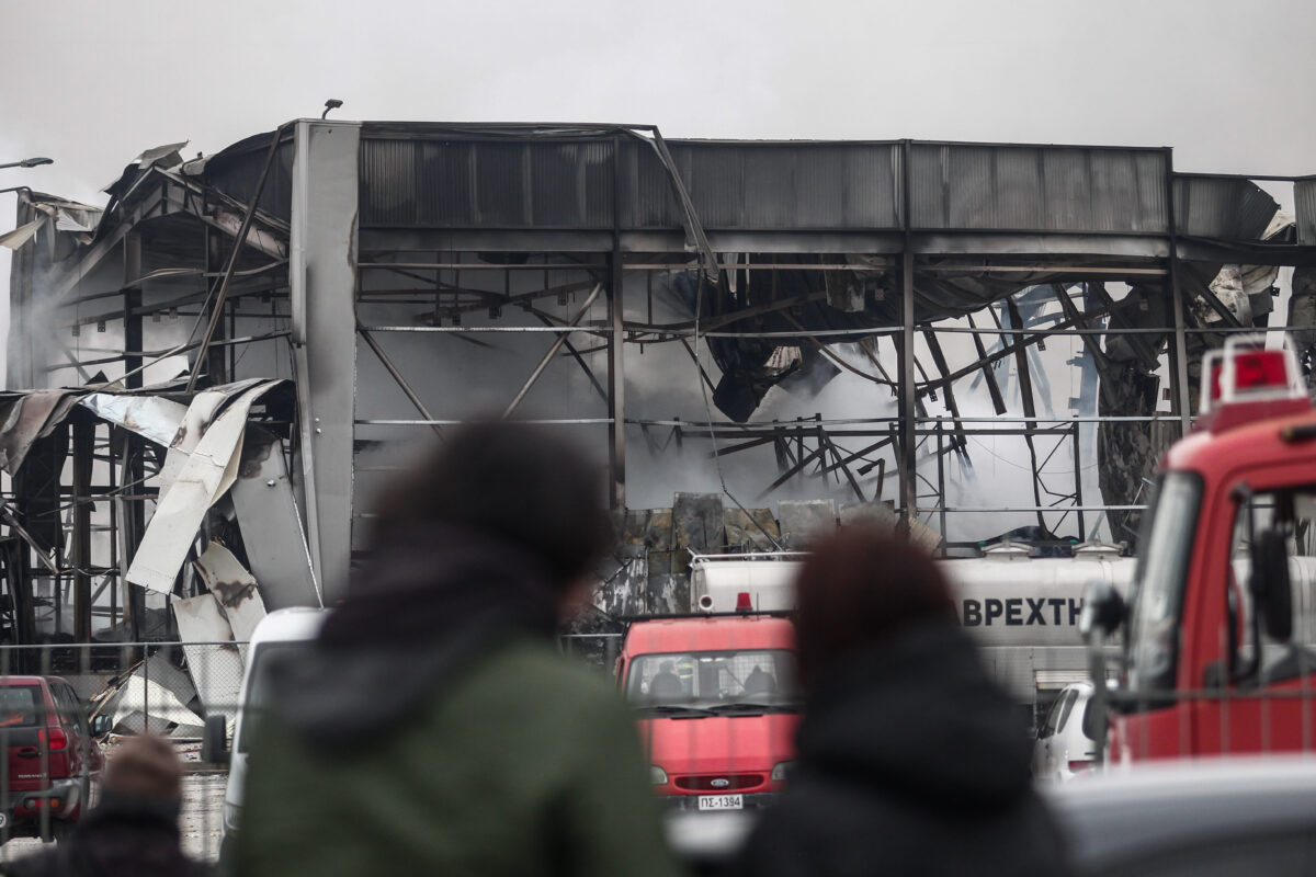 εργαζόμενοι έξω από το εργοστάσιο «Βιολάντα»