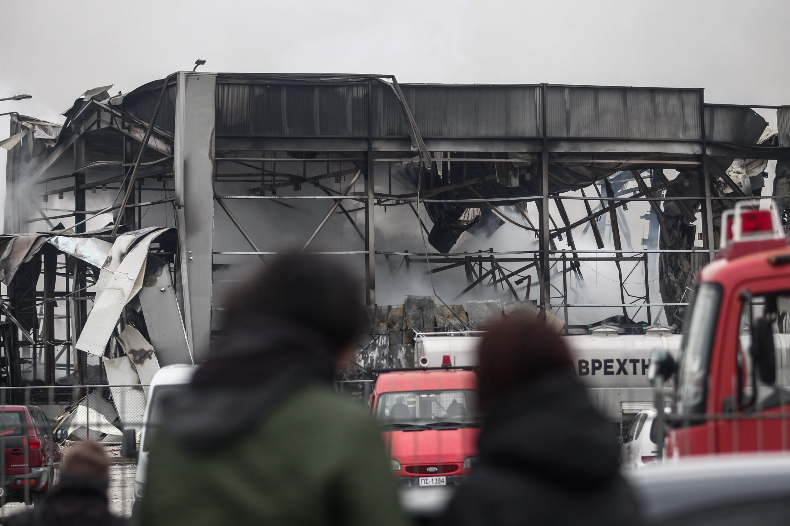 εργαζόμενοι έξω από το εργοστάσιο Βιολάντα