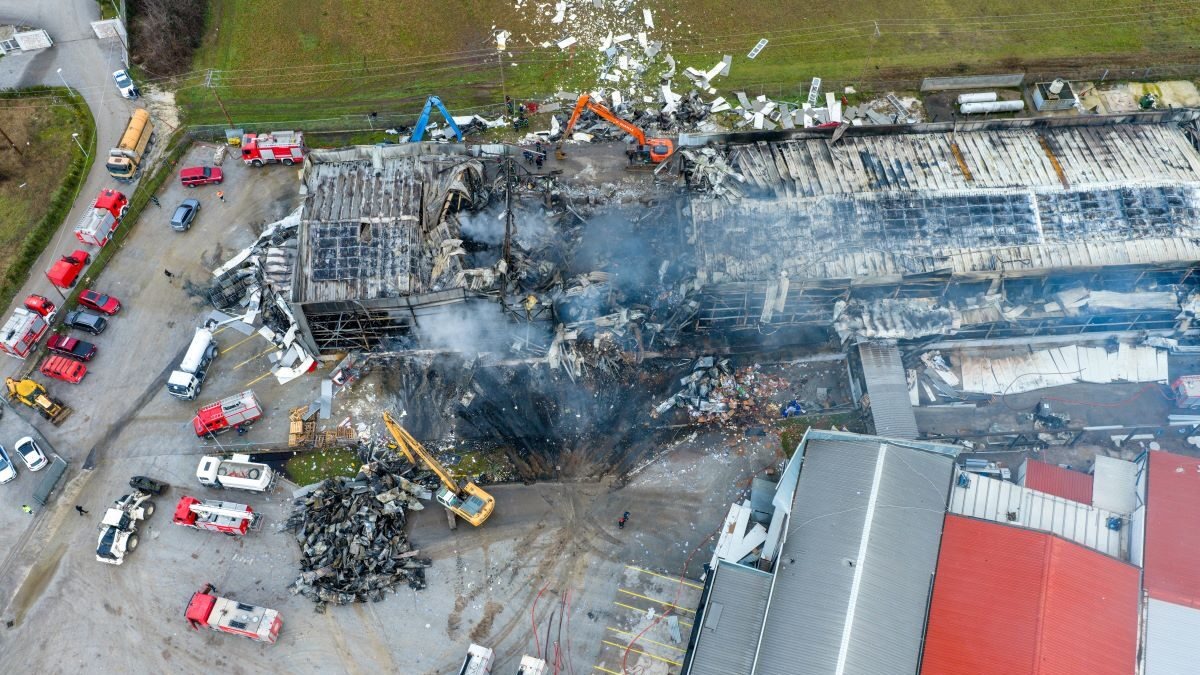 Εικόνα από drone πάνω από το κατεστραμμένο τμήμα του εργοστασίου ΜΟΤΙΟΝΤΕΑΜ