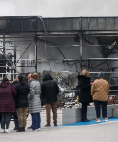 εργαζόμενοι έξω από το εργοστάσιο Βιολάντα