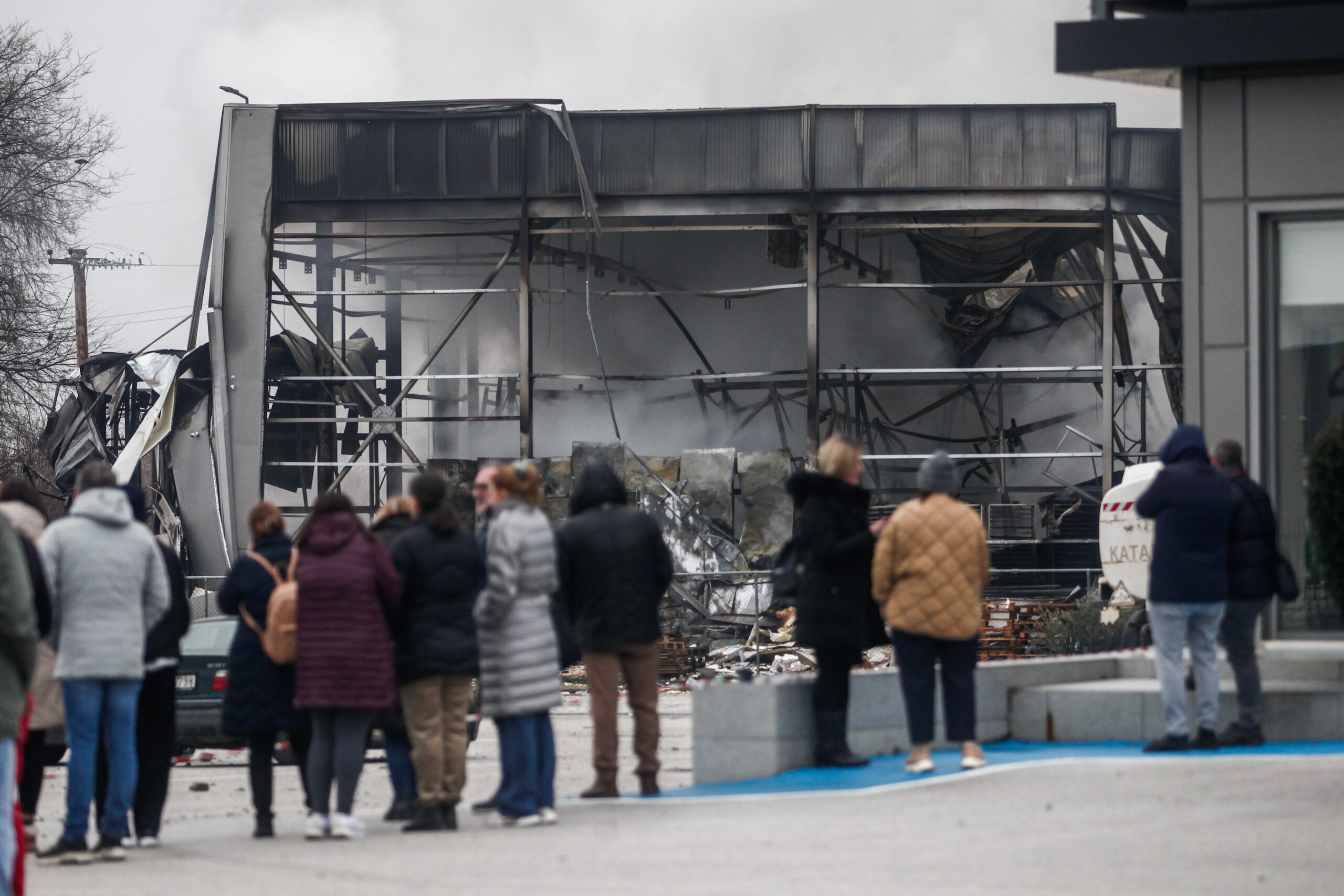 εργαζόμενοι έξω από το εργοστάσιο Βιολάντα