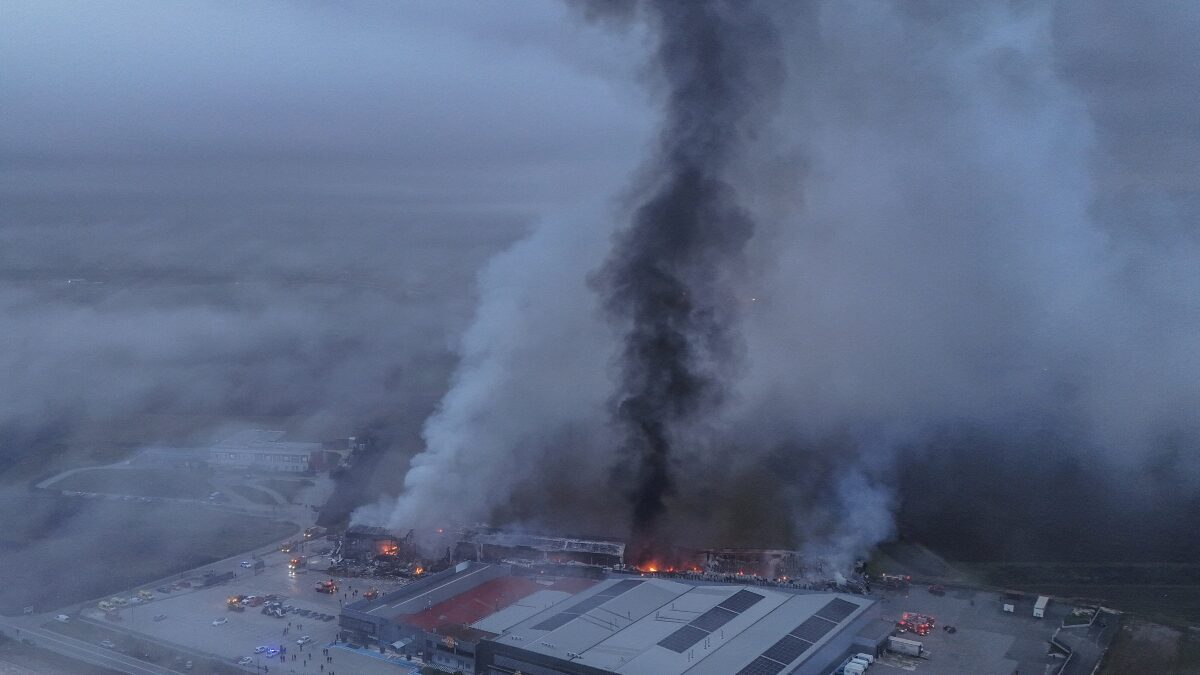 Εικόνες από το φλεγόμενο εργοστάσιο από ψηλά