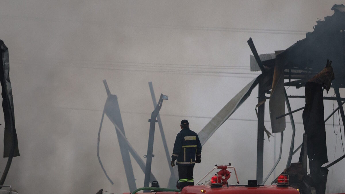 Εικόνες καταστροφής στις εγκαταστάσεις του εργοστασίου μπισκότων «Βιολάντα»