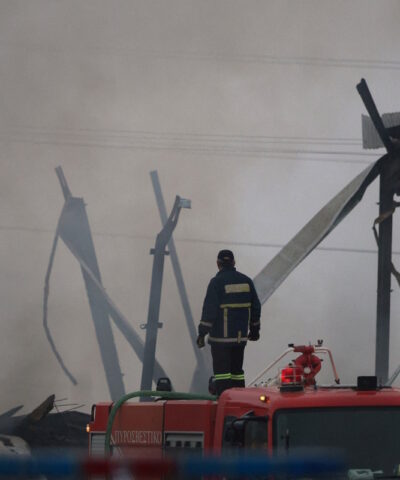 Εικόνες καταστροφής στις εγκαταστάσεις του εργοστασίου μπισκότων «Βιολάντα»