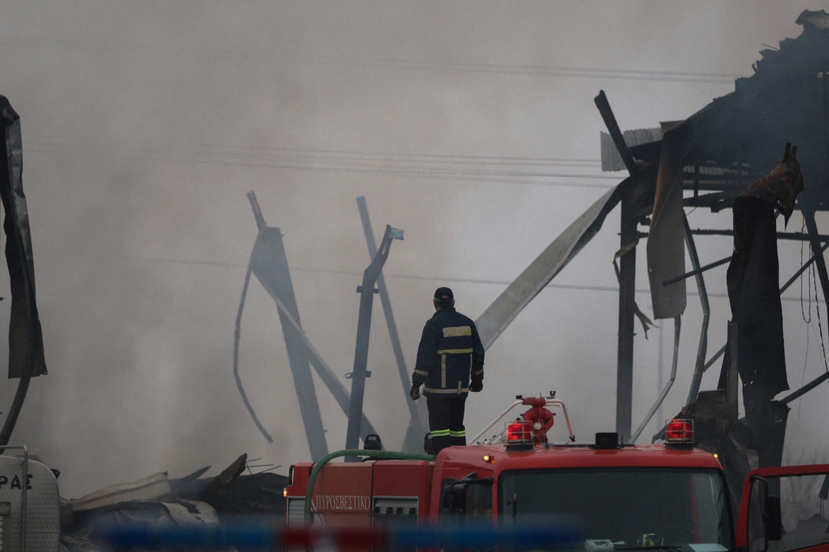 Εικόνες καταστροφής στις εγκαταστάσεις του εργοστασίου μπισκότων «Βιολάντα»